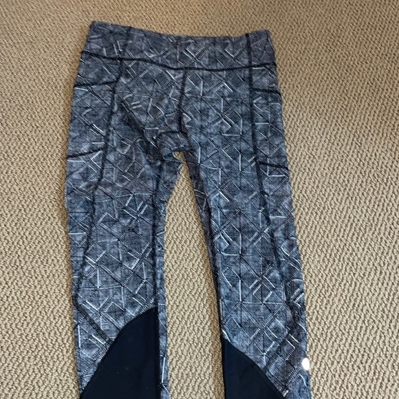 Black and white lulu leggings. - Picture 1 of 3